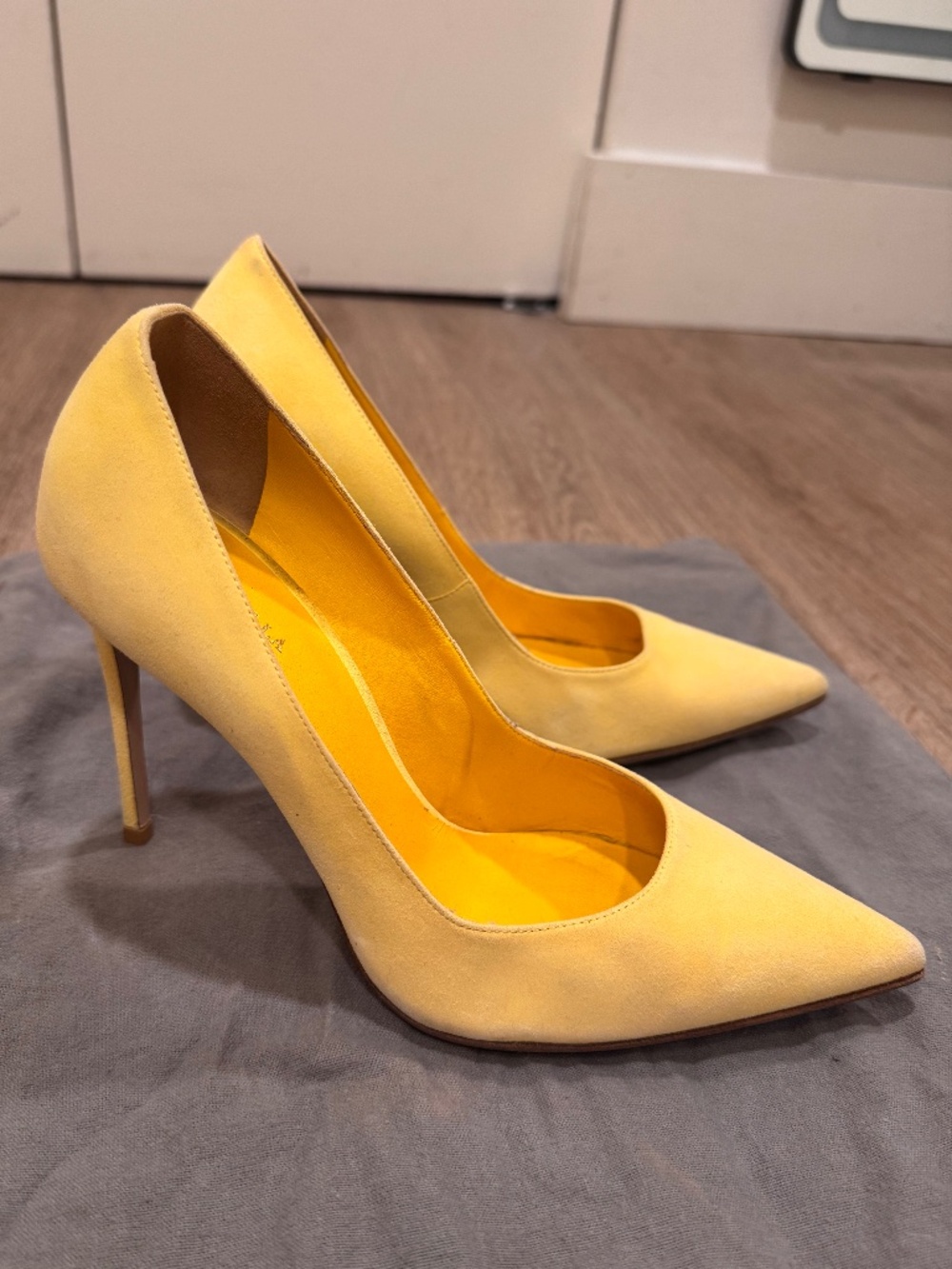 Yellow suede pumps by Le Silla